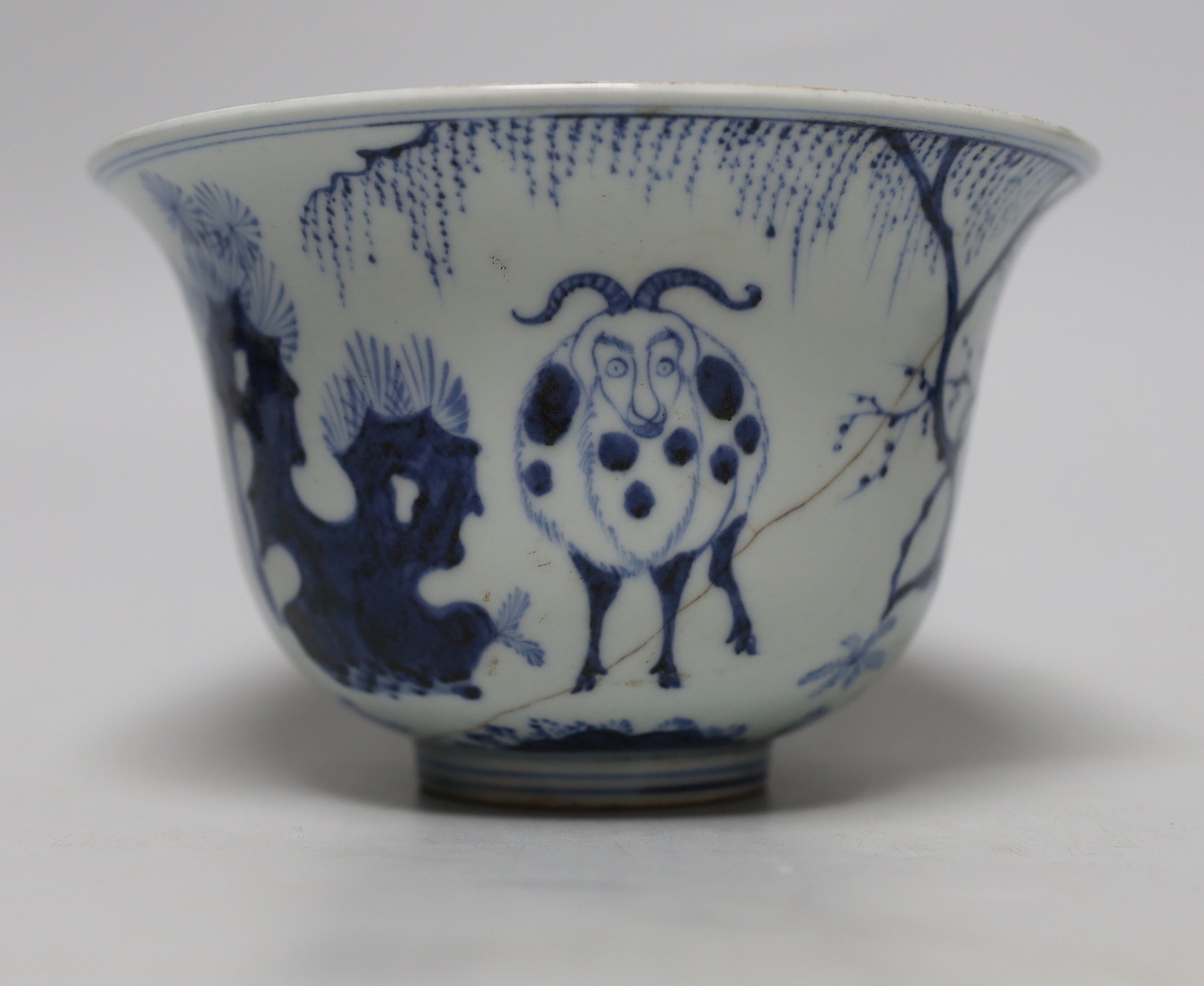 A Chinese blue and white footed bowl, decorated with animals in a landscape, 17cm in diameter